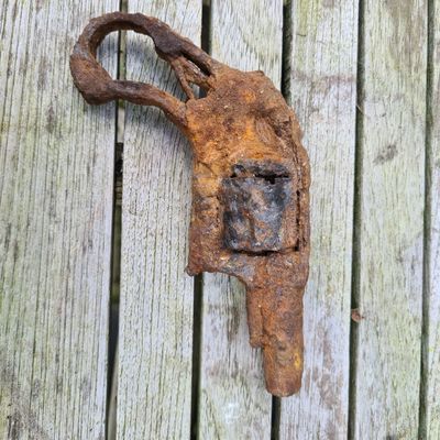 Enigszins schoongemaakt met genoemde uitholling aan de rechterzijde