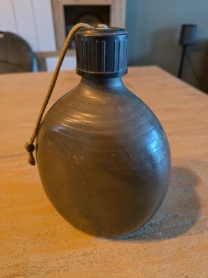 Drinkfles. Denk van na de oorlog, is nog een te mooie staat.