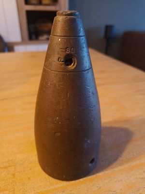 Een dop van iets, niet zeker van wat precies. Ik denk dat er 80 D... of SO D.... in het gat staat