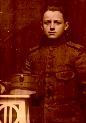 Gerrit Hermenet 1919-photoaidcom-2x-ai-zoom.png
