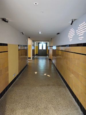 Via deze gang in de Hervormde Kweekschool werden vele Joodse kinderen naar hun onderduikadres gesmokkeld.
