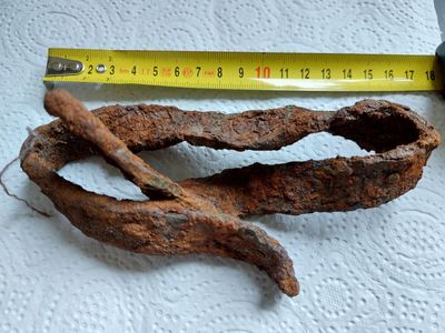 Er zit een stukje stof of draad in de roest
