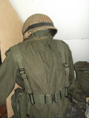 Buitenjas met koppel en veldfles, gasmaskertas, pioschop en pistoolholster (bijgenaamd "enveloppe")