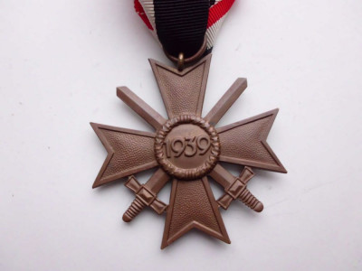 'Kriegsverdienst Kreuz 2. Klasse mit Schwerter' (War Merit Cross 2nd Class) with ribbon - achterzijde.JPG