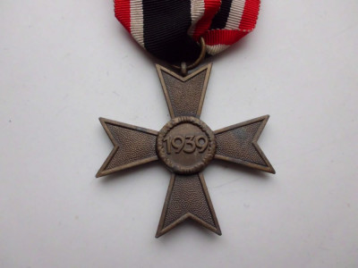 KVK 2nd Class without Swords (Kriegsverdienstkreuz 2. Klasse ohne Schwerter) with ribbon - achterzijde.JPG